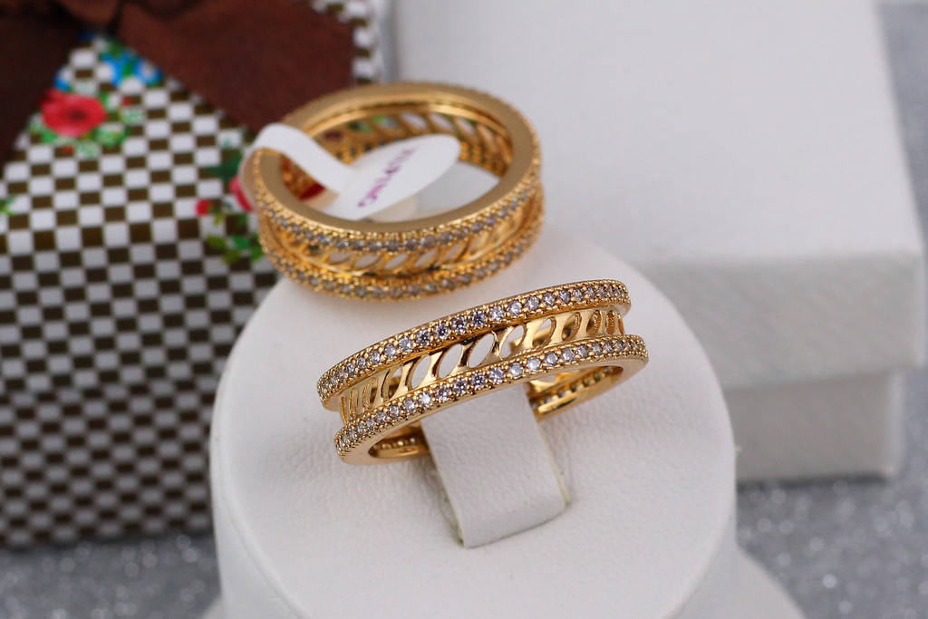 

Кольцо Xuping Jewelry косые полоски между дорожками камни по кругу р 18 золотистое