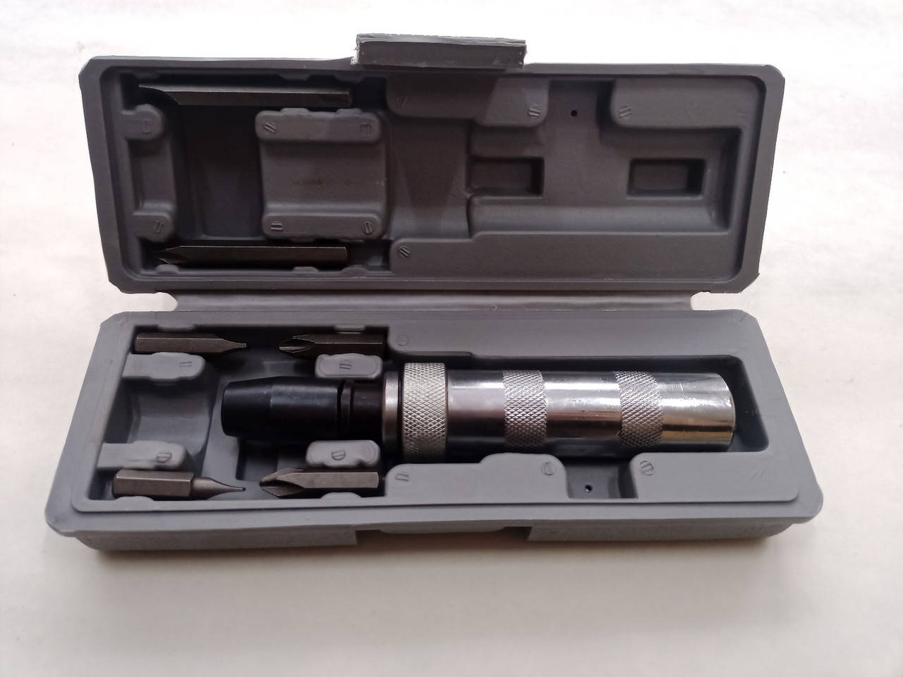 

Ударная отвертка с набором бит 6 ед.