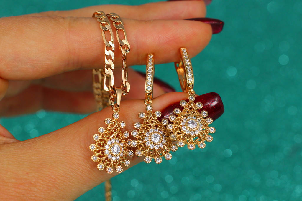 

Набор Xuping Jewelry серьги и кулон Версаче с ажурными краями без цепи золотистый