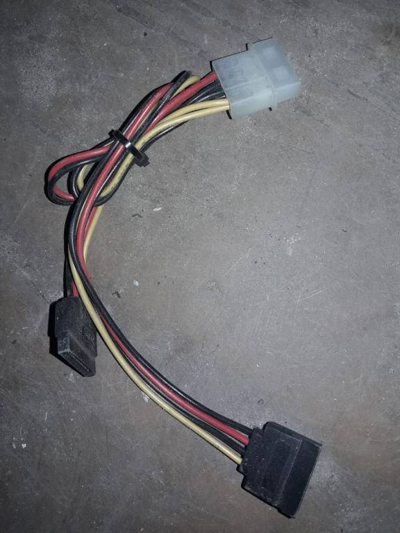 

Переходник Molex на 2шт sata