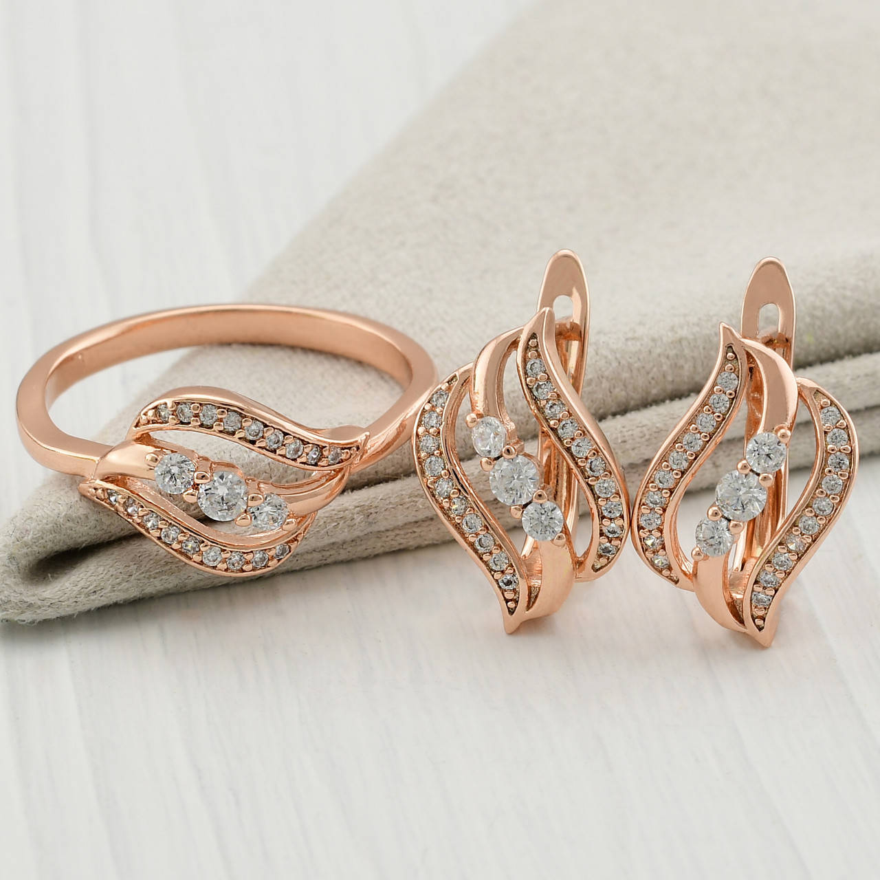 

Набор Xuping Ницца код R69 кольцо + серьги 15х11 мм белые фианиты позолота РО размер 19