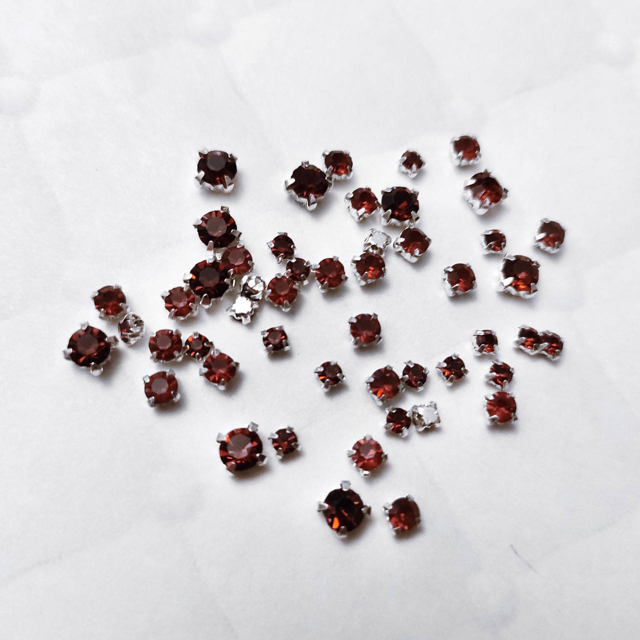 

Набор стразов в пришивной оправе (50 шт) бордо