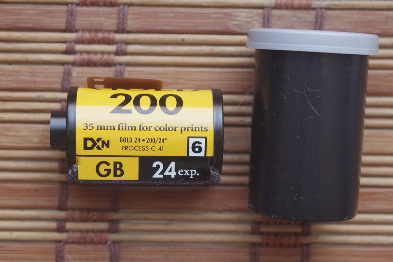 

Просроченная фотопленка Kodak Gold 200 24кадра