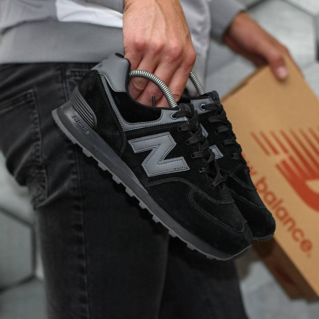 

Спортивные подростковые повседневные кроссовки New Balance 574 36-41р черные замшевые демисезонные кроссы, Черный
