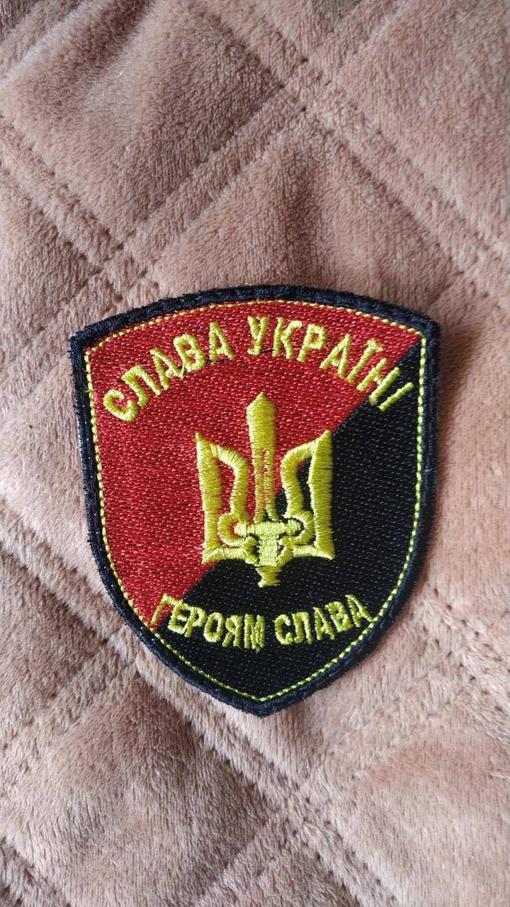 

Шеврон Слава Україні" червоно чорний. Ліпучка