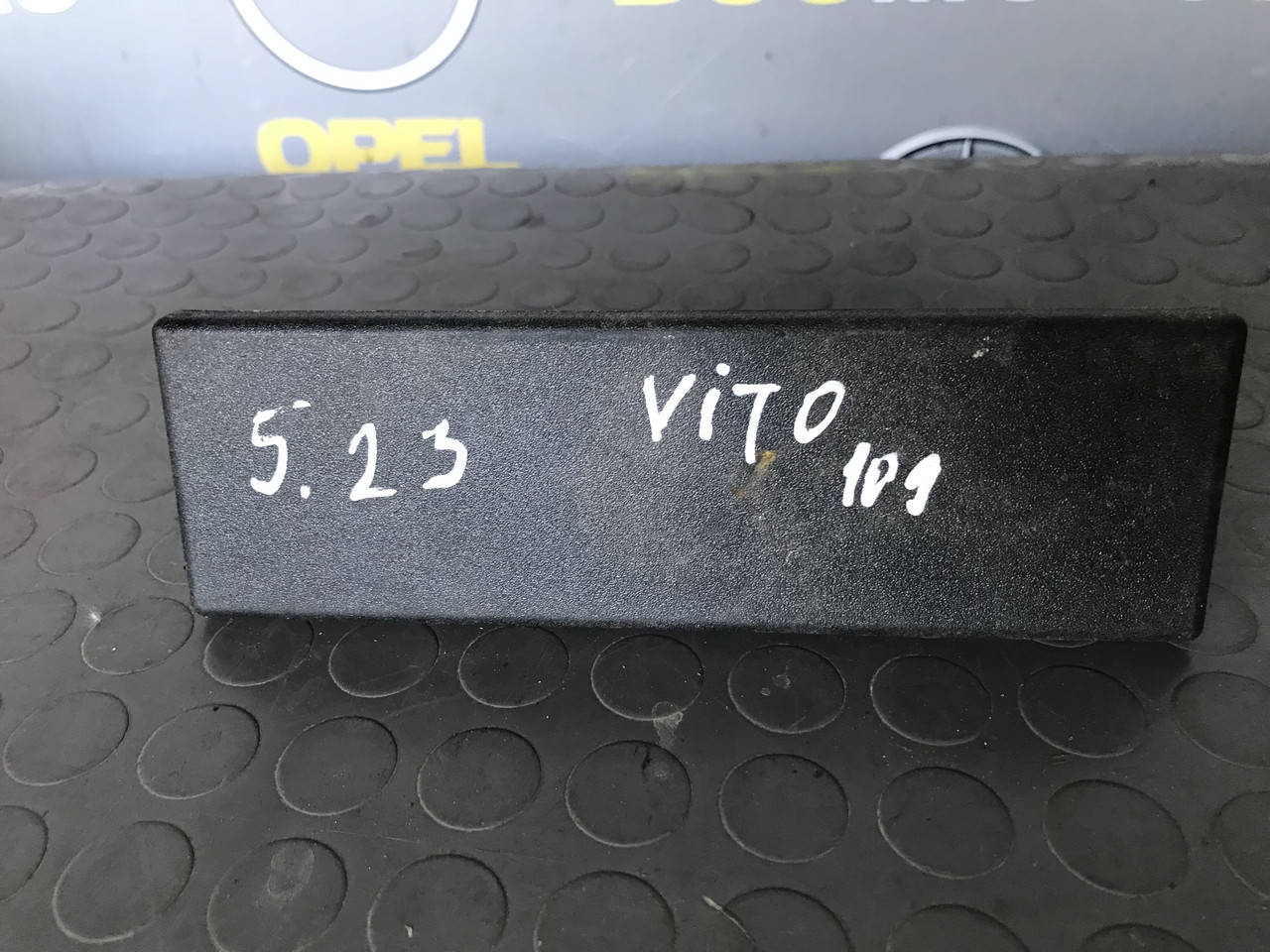 

Крышка заглушка магнитолы Mercedes Benz Vito/Viano 639 2003-2014 A1406830110