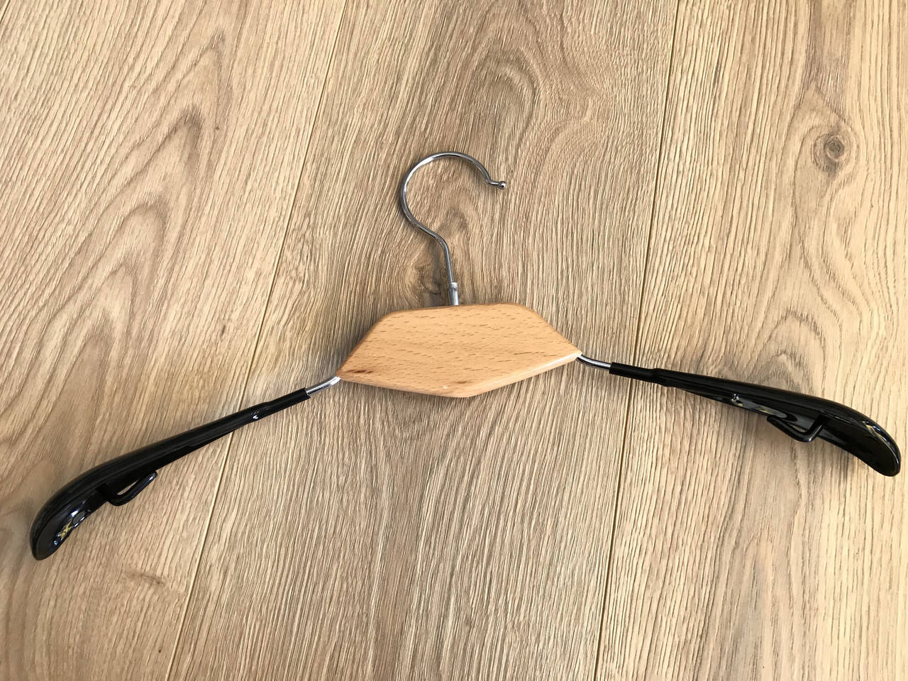 

Вішалка з дерев`яною вставкою