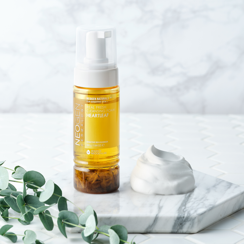 

Пенка для умывания с Гуттуинией Neogen Real Fresh Cleansing Foam Heartleaf 160g
