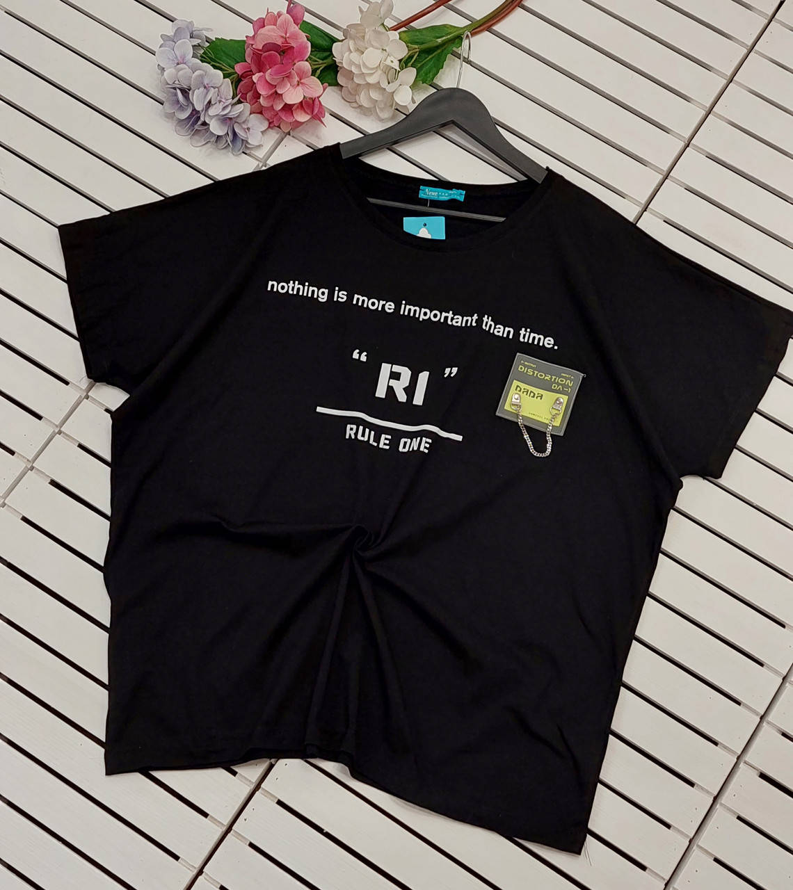 

Стильная женская футболка с принтом R1 в черном цвете в большом размере 54-56, Черный