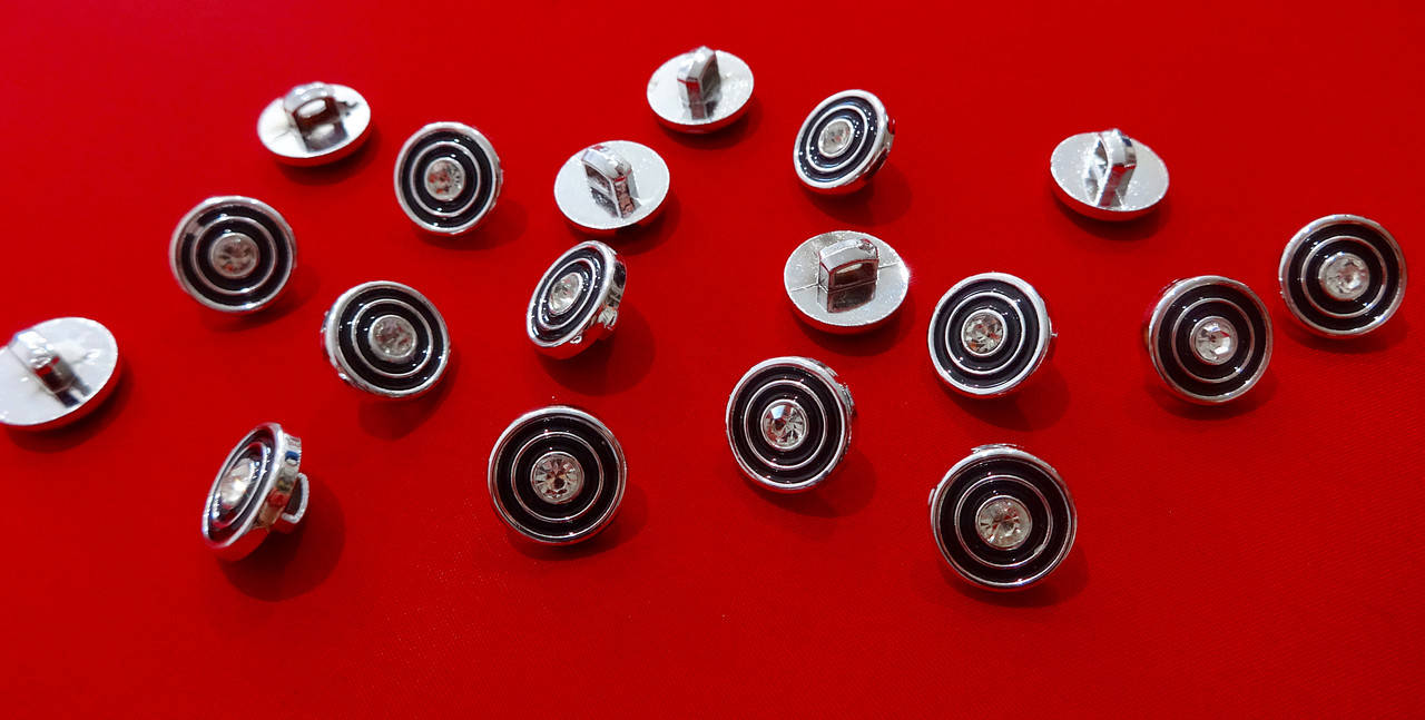 

Пуговица на ножке 13 мм, серебро с черным