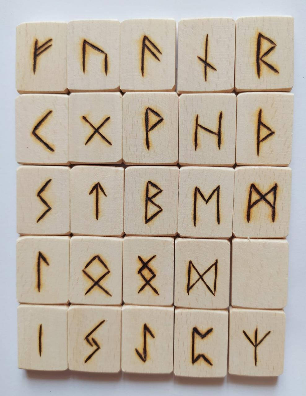 

Руны деревянные, ясень ( 2,5 х 1,8 см )