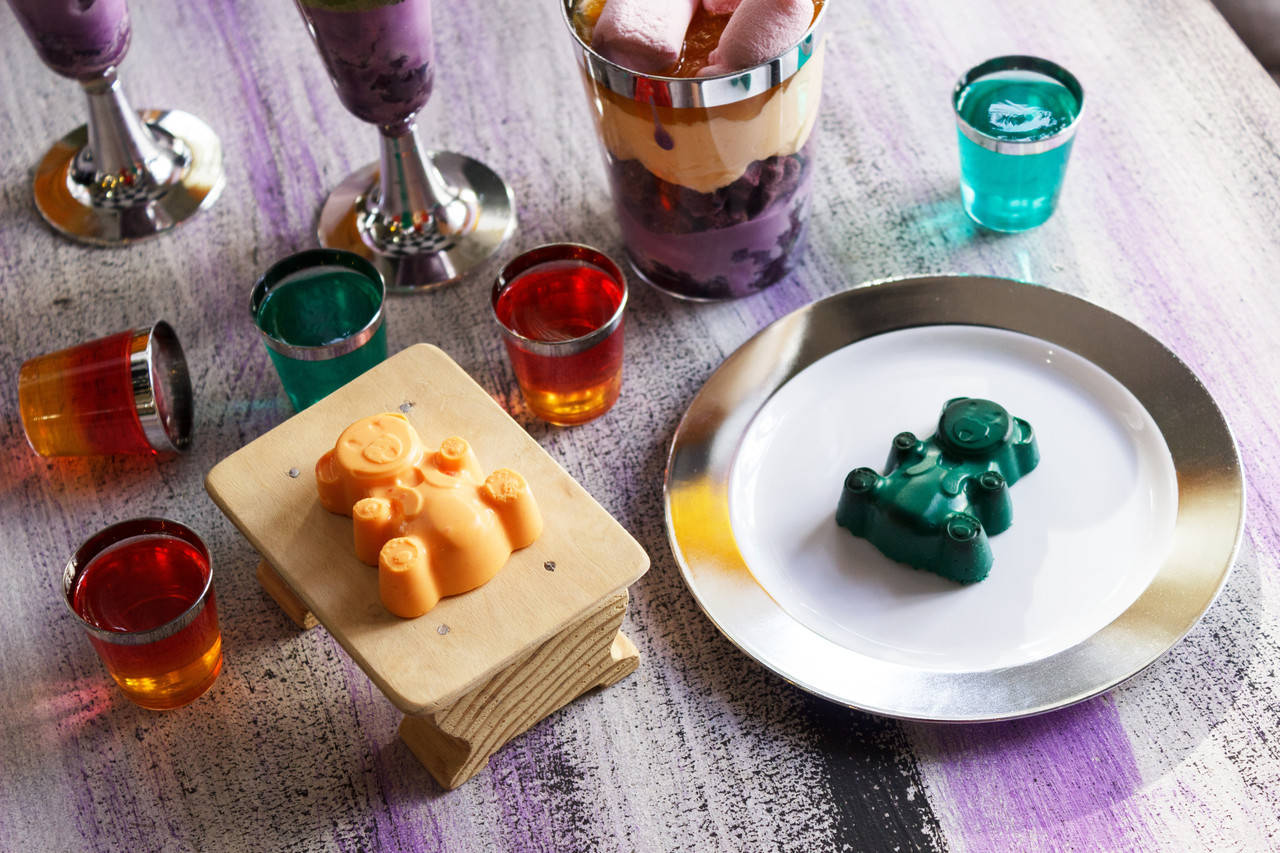 

Тарілки одноразові десертні біли с серебром 6 шт 155 мм Capital For People