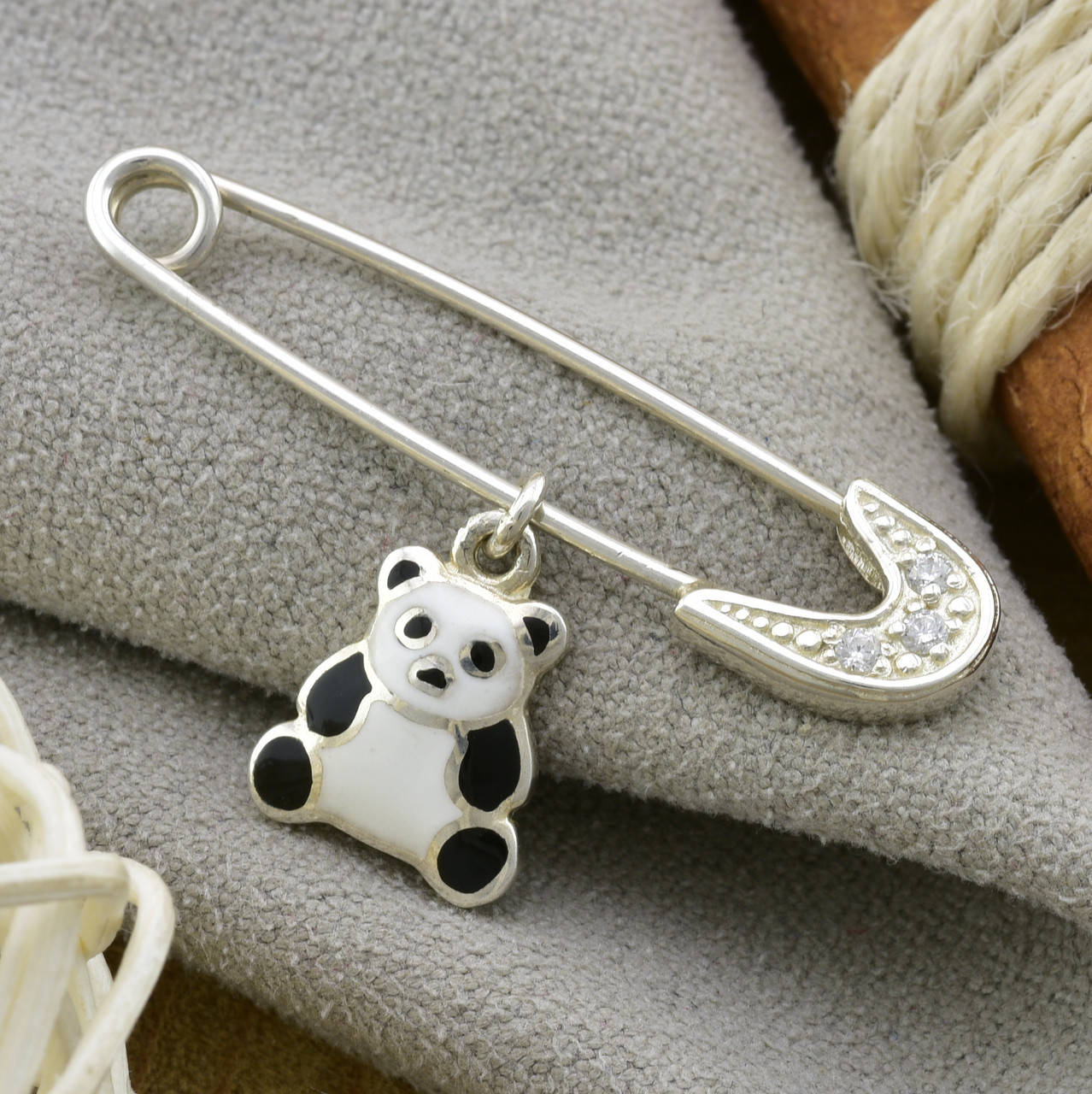 

Серебряная булавка Панда размер 33х18 мм вставка белые фианиты вес 1.6 г