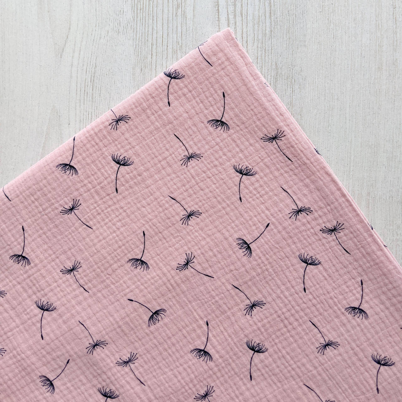 

Непромокаемая пеленка из муслина (одуванчики, розовый)