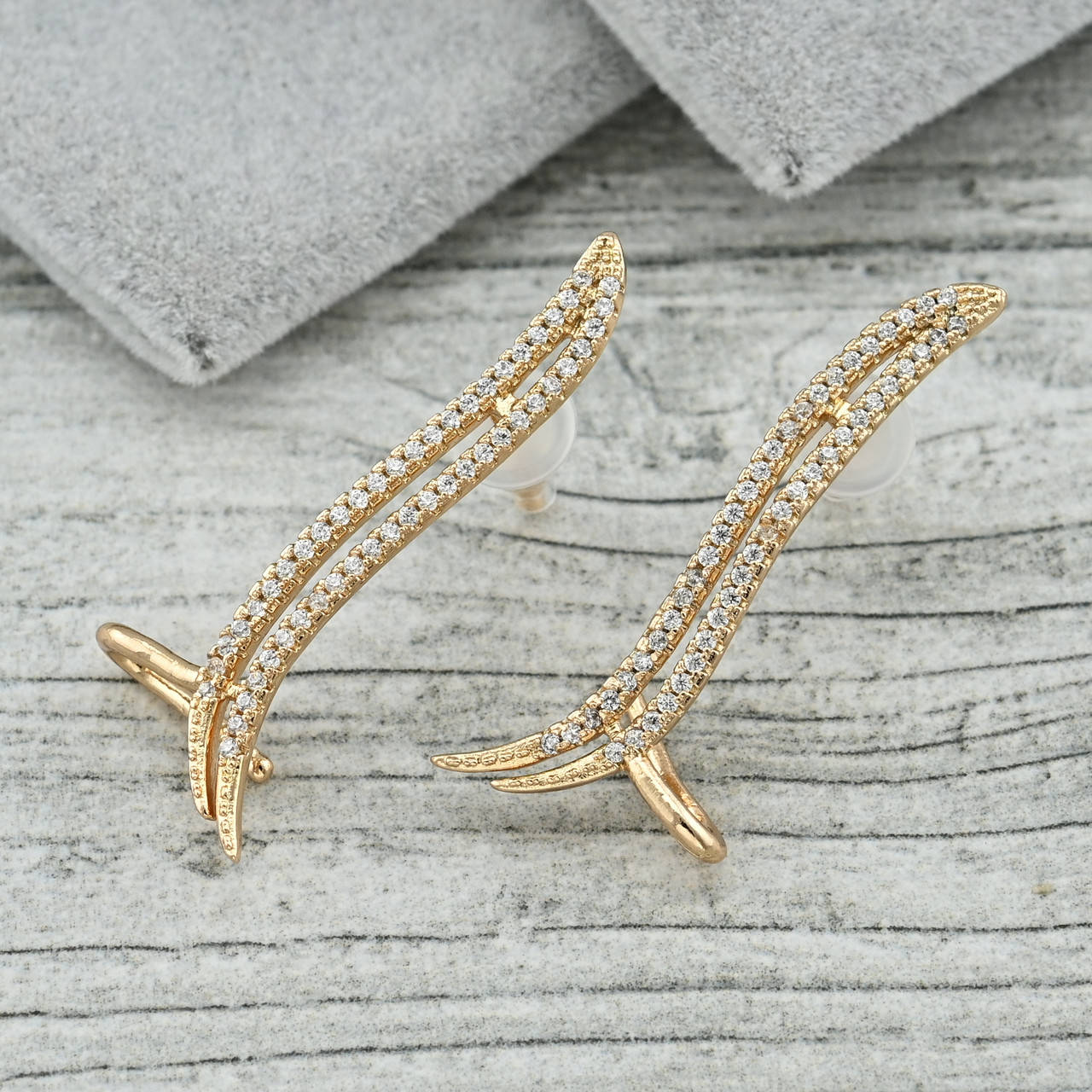 

Серьги каффы Тайна Афродиты 36159 размер 36х4 мм белые фианиты вес 2.7 г позолота 18К