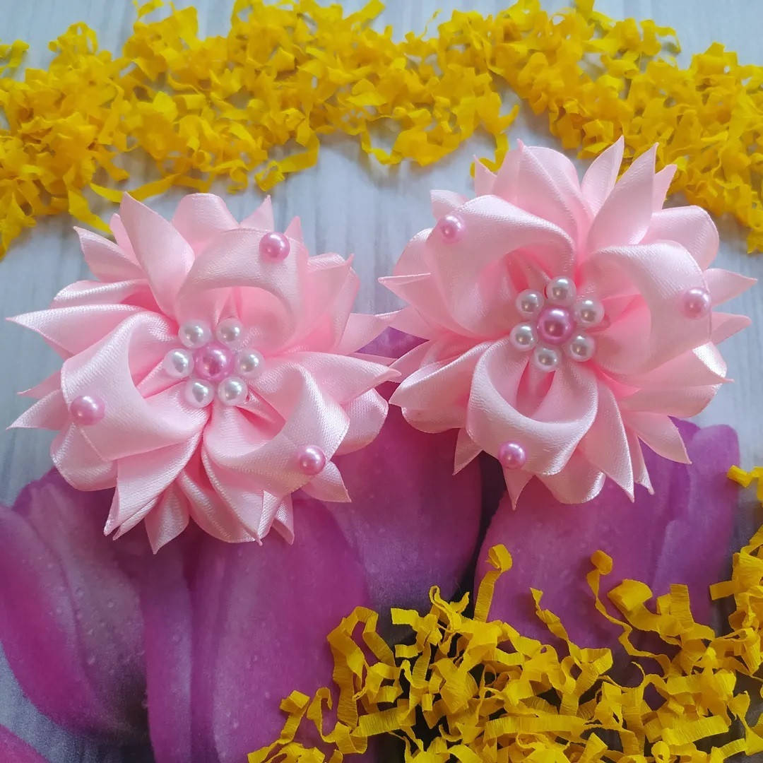 

Детский бант на резинке "Камелия атласная" (розовый)