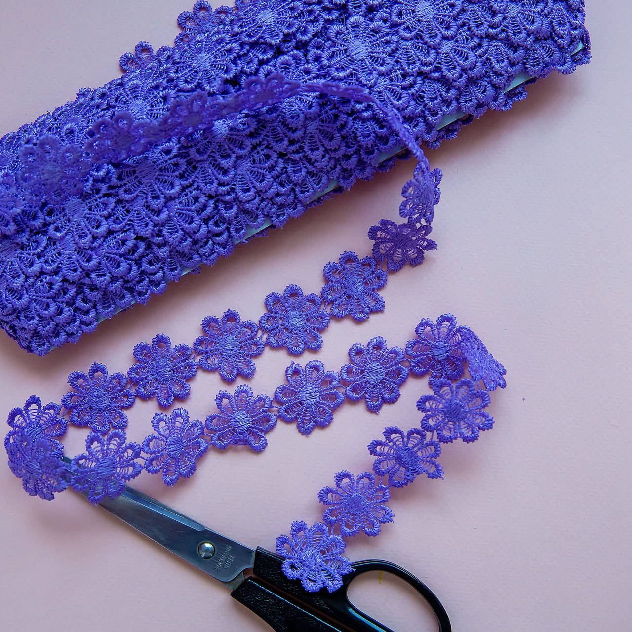 

Кружево гипюр макраме / цвет сиреневый / ширина 2,5 см / заказ от 1 м