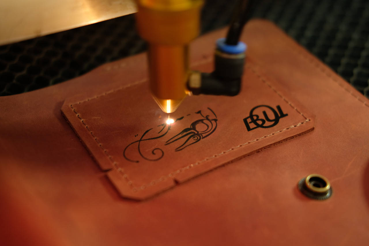 

Персонализация изделия лазерной гравировкой: