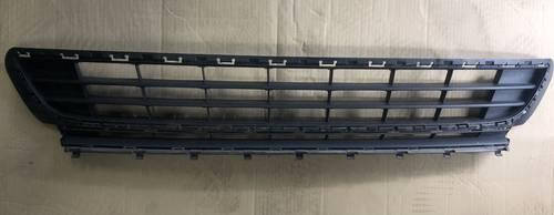 

Решетка в бампер центральная Гольф 7 2014 Volkswagen Golf 7, Черный