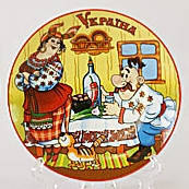 

Тарілка декоративна , козак і козачка , кераміка , діаметр 13 см.