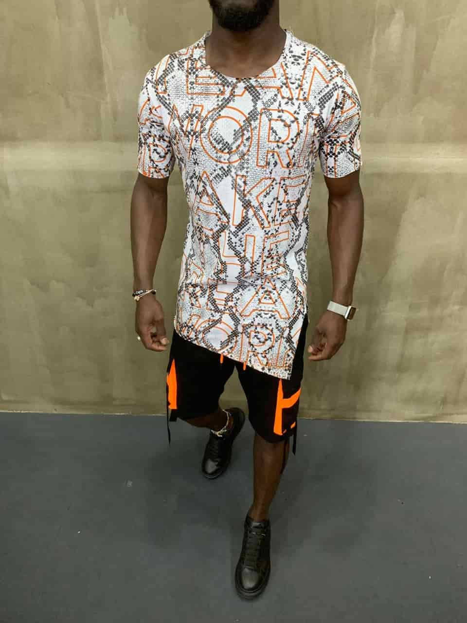 

Мужская футболка удлиненная белая с цветным принтом Турция