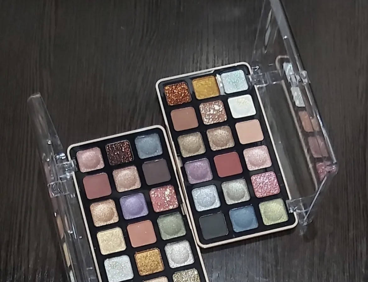 

Палетка теней для век 15 оттенков