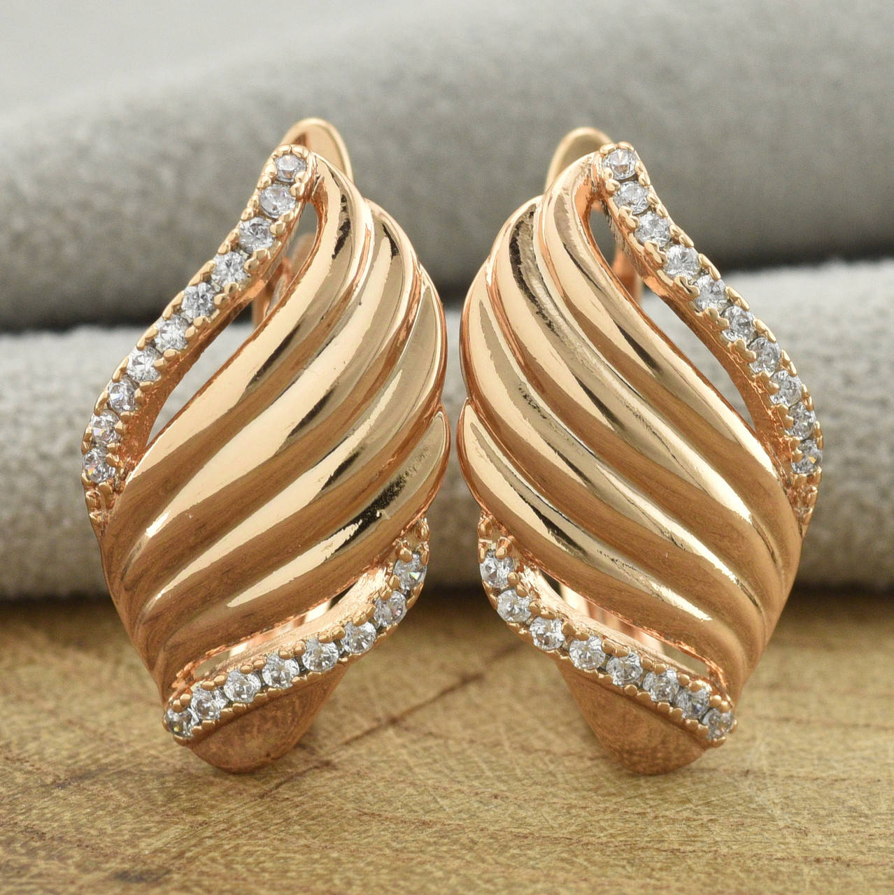 

Серьги Xuping 32894 размер 18х11 мм белые фианиты вес 2.6 г позолота 18К