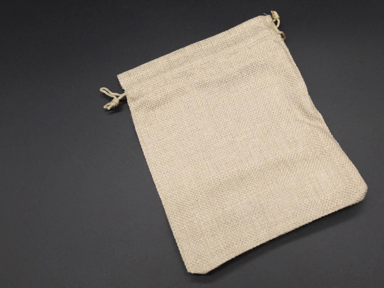 

Подарочный мешочек из мешковины на затяжках.Цвет натуральный. 15х20см