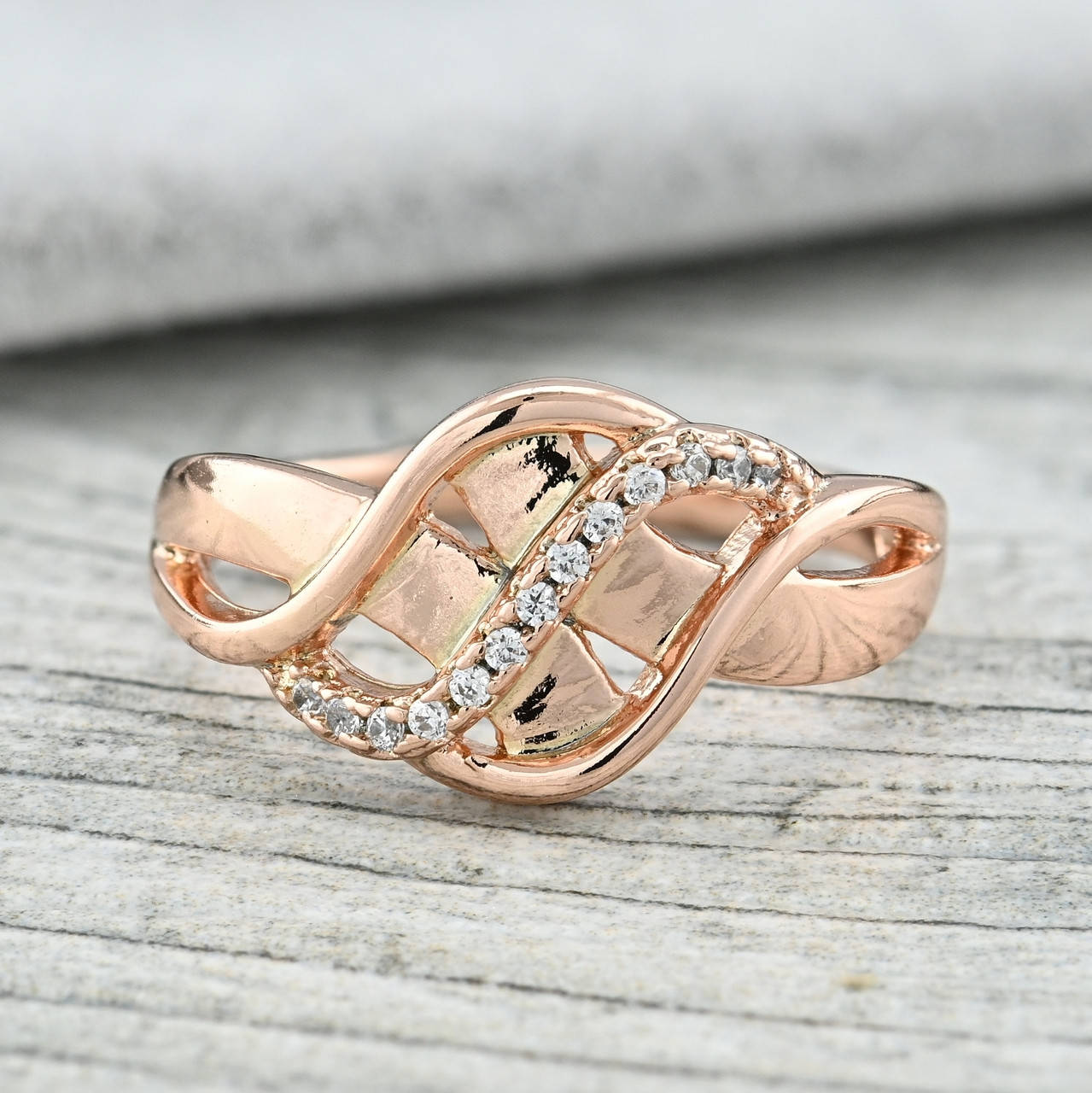 

Кольцо Xuping 33299 ширина 10 мм белые фианиты позолота РО размер 16