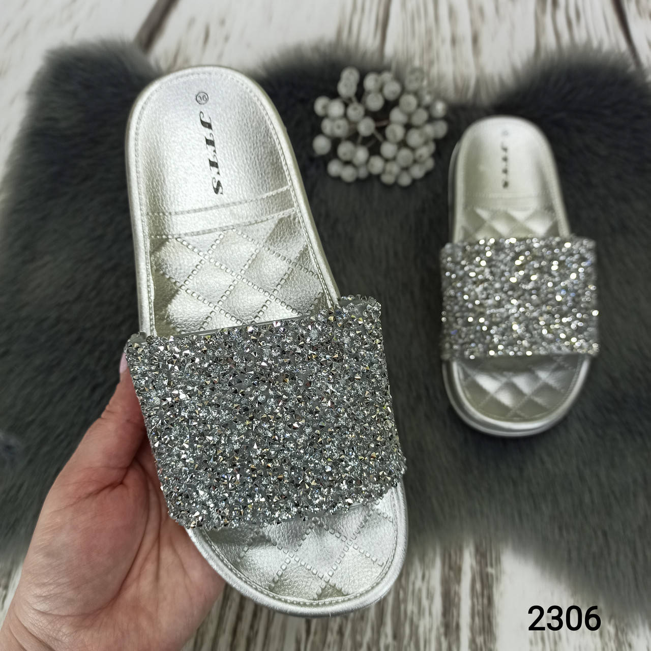 

Женские шлепанцы с камнями серебристые ITTIS