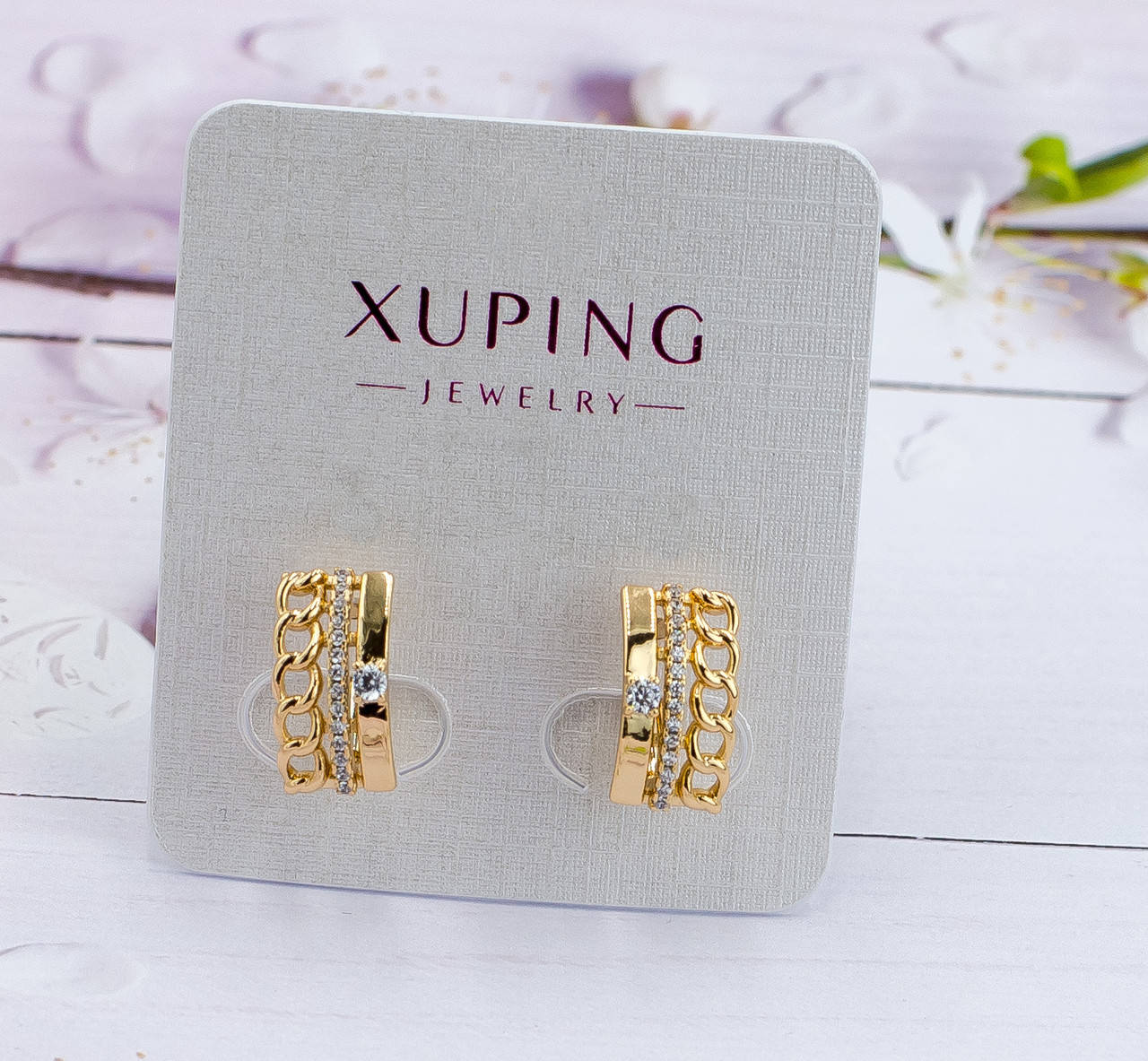 

Серьги мед сплав Xuping с белыми фианитами, украшенные узорами - позолота 18К, высота 15мм, ширина 7мм