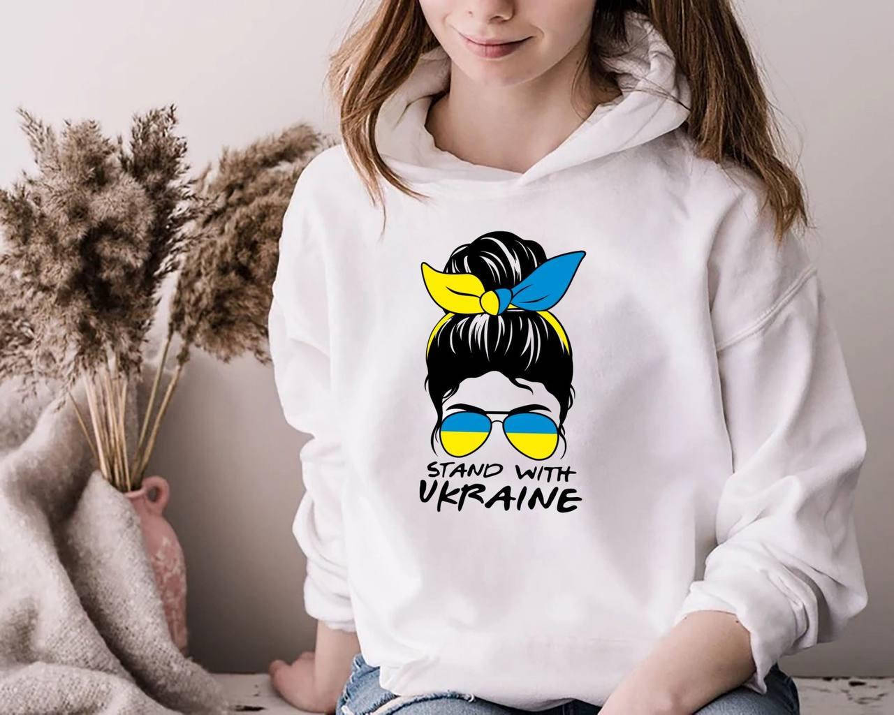 

Женское патриотическое худи с принтом Stand with Ukraine белого и чёрного цвета, большие размеры Белый, 46/48