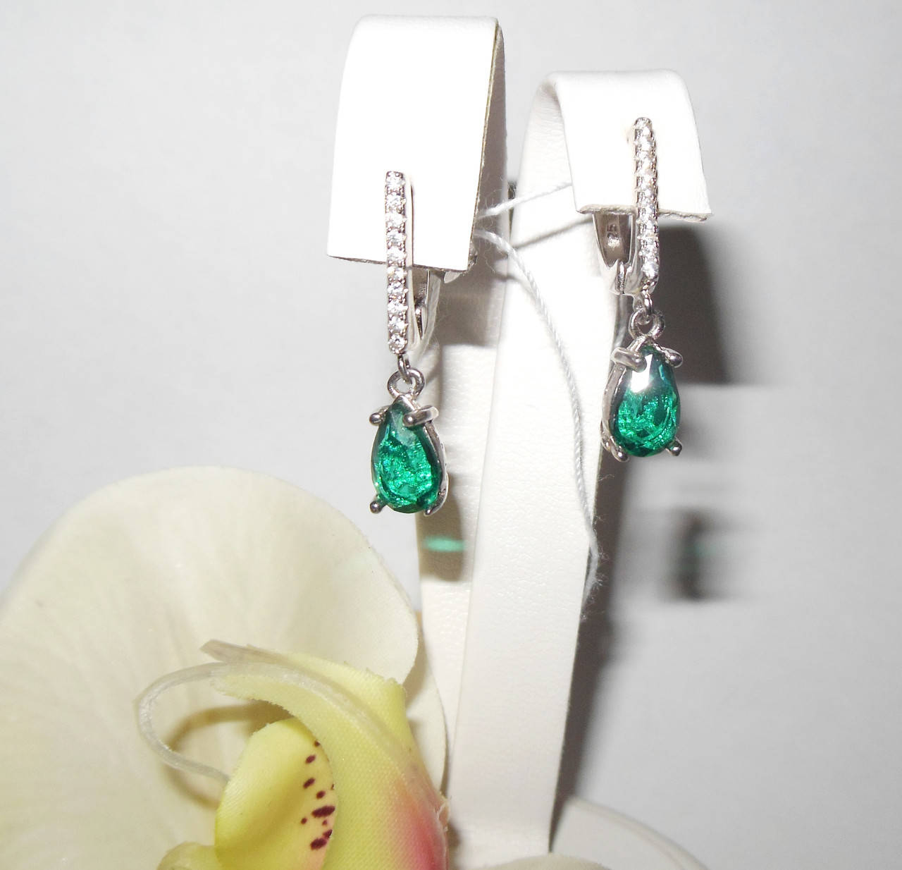 

Серебряные серьги с изумрудом (гидротермальным)