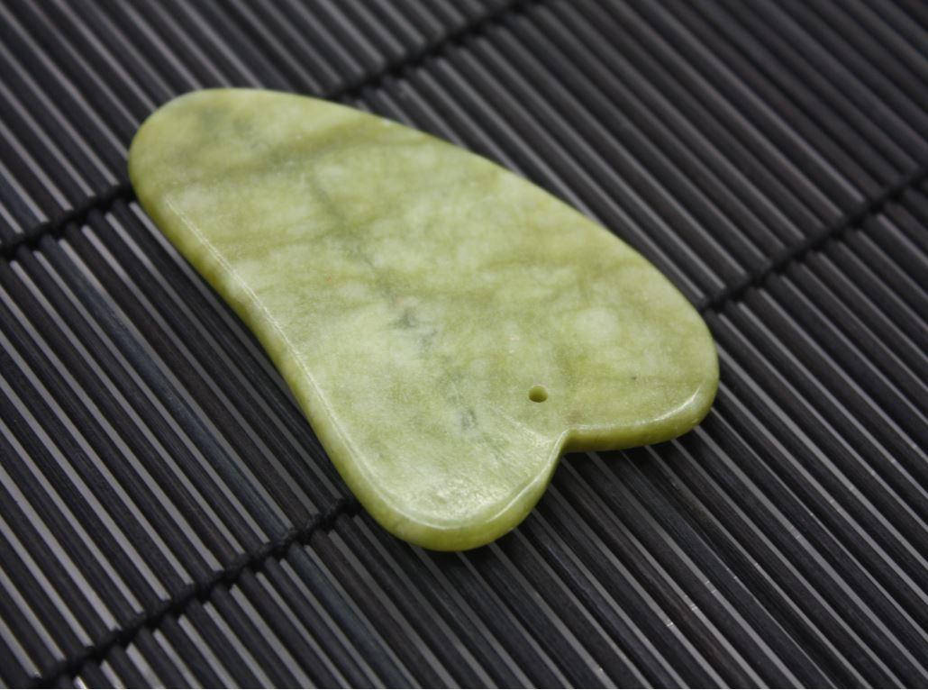 

Скребок Гуаша нефрит "Жад" лапа малая