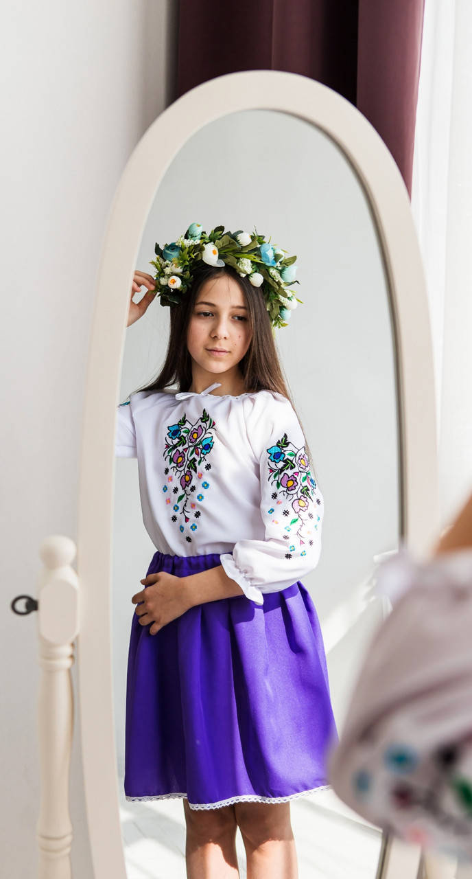 

Вишитий костюм для дівчинки Польовий блузка та спідниця фіолетовий