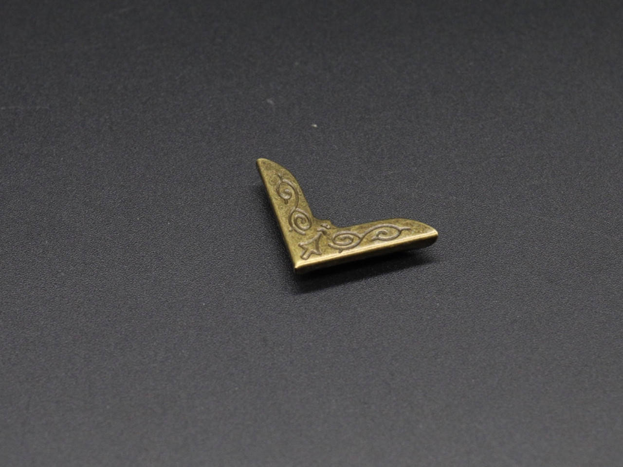 

Уголок для папок меню. Цвет "старая латунь". 25х25х6мм