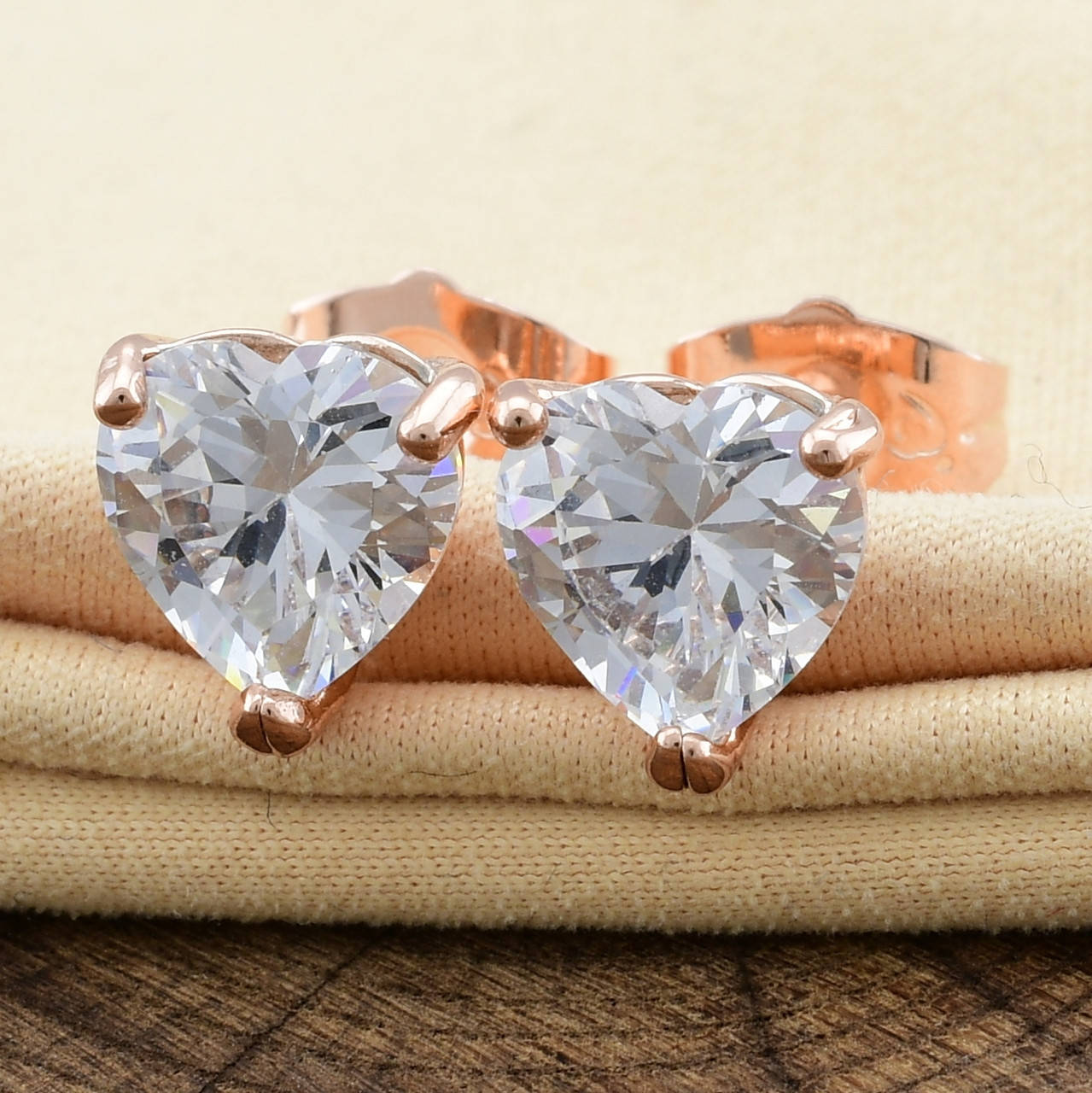 

Серьги Xuping 31691 размер 9х9 мм белые фианиты вес 2.6 г позолота РО