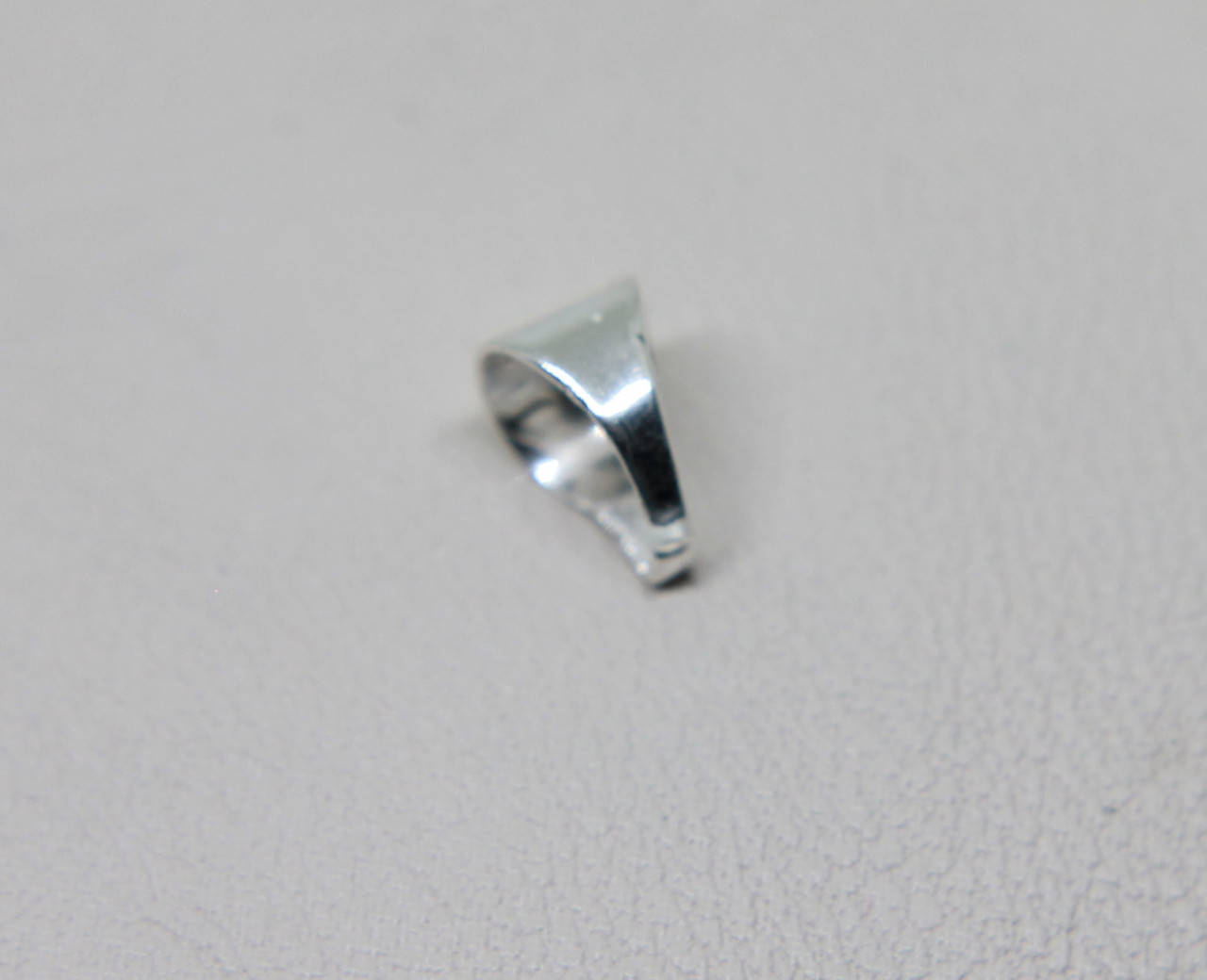 

Ушко для кулона серебряное 8,4х5,4 mm 0,28 г