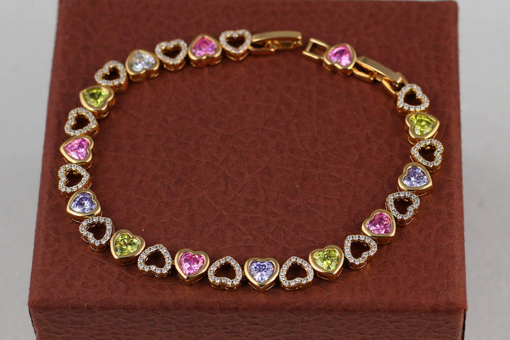 

Браслет Xuping Jewelry с разноцветными сердечками 18 см 6 мм золотистый