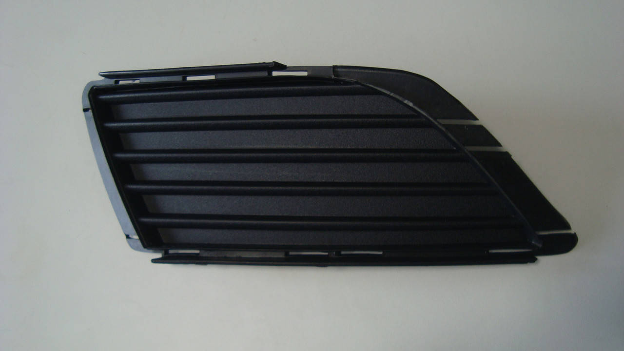 

Решетка в передний бампер без дырки под галогенку правая Combo 03-10