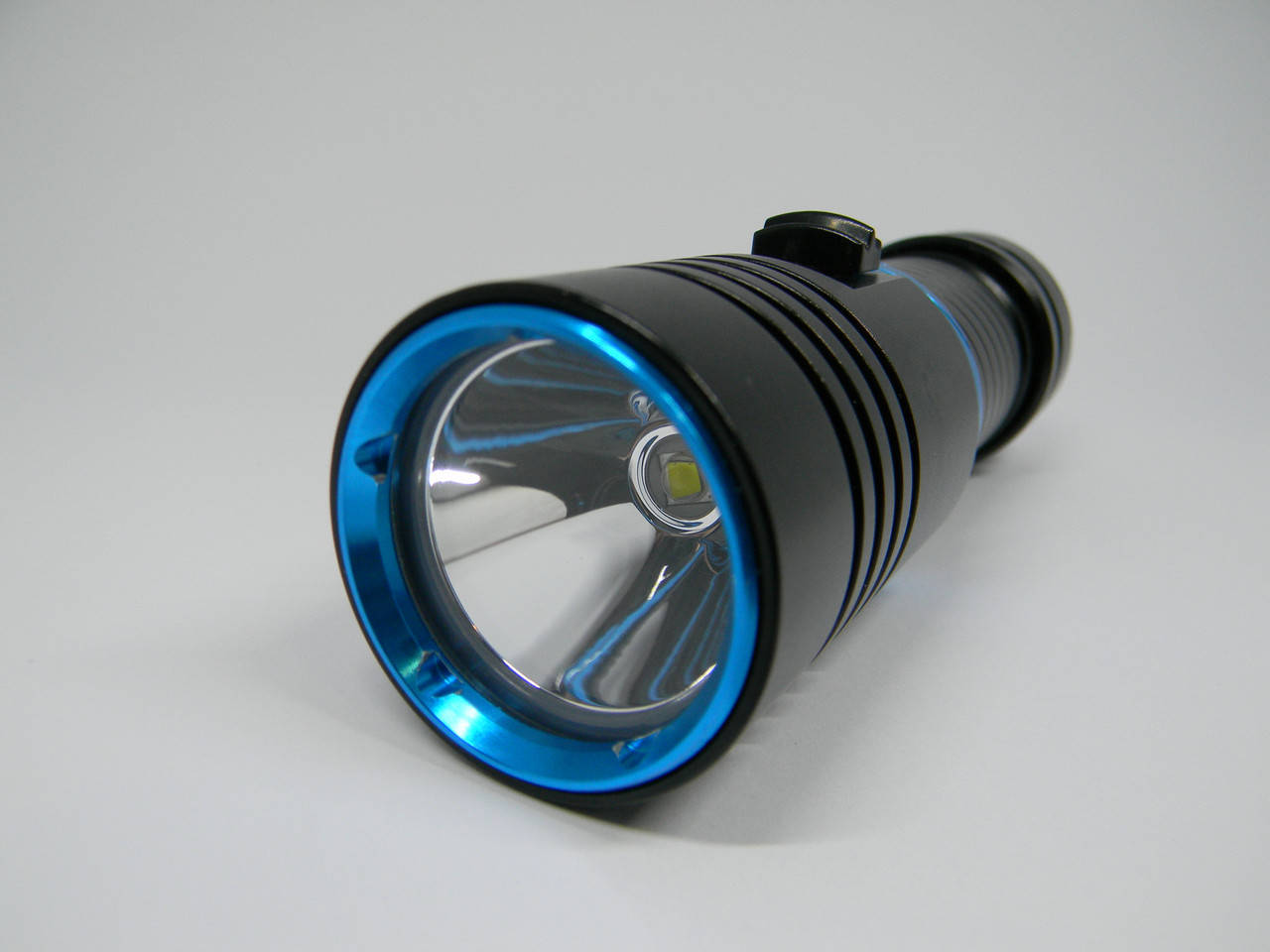 

Подводный фонарь с белым светом серия Compact на Cree XM-L2 10W под 26650/18650, Белый