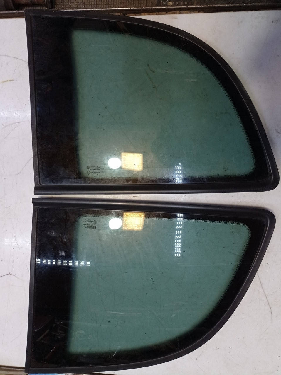 

Стекло боковое кузовное правое Opel Zafira А, Опель Зафира А, 90579312, 90579310