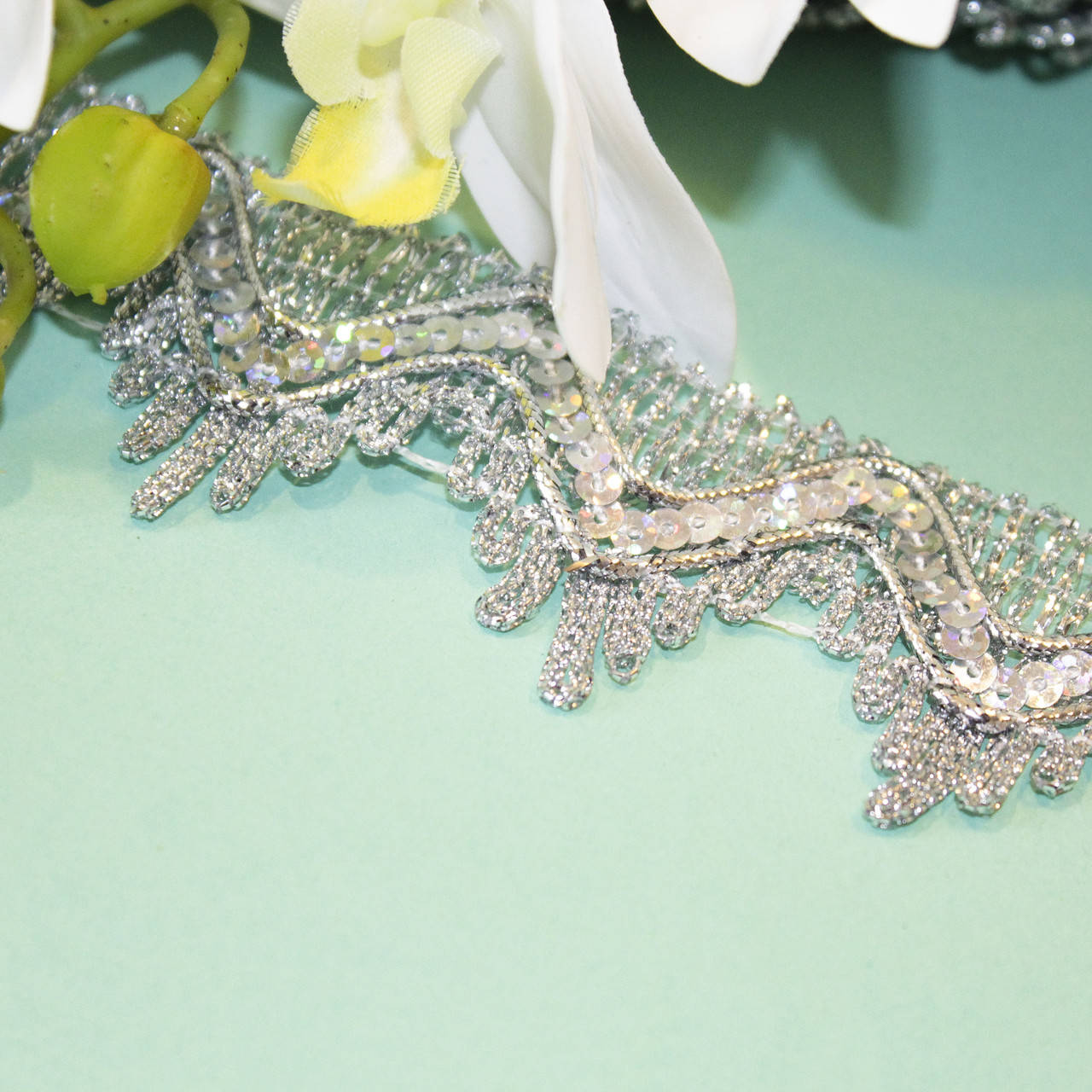 

Серебряная декоративная тесьма с пайетками / цвет серебристый / ширина 4,0 см / моток 13 м