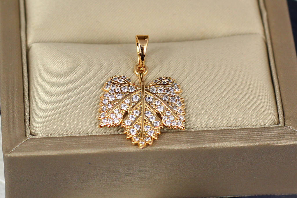 

Кулон Xuping Jewelry кленовый листик 2 см золотистый