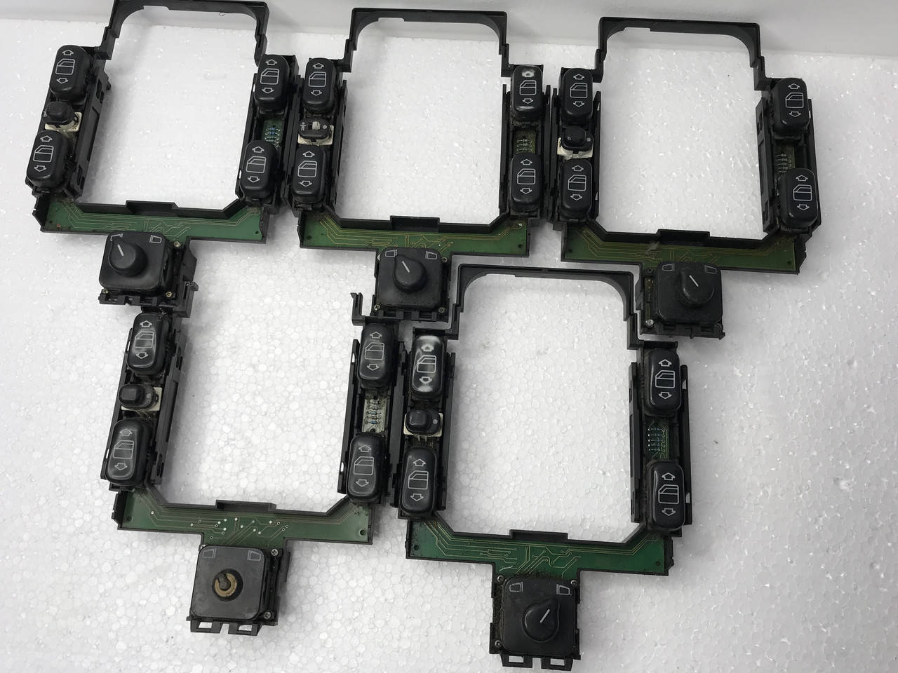 

Блок кнопок стеклоподъемника Mercedes w210 A2108200110