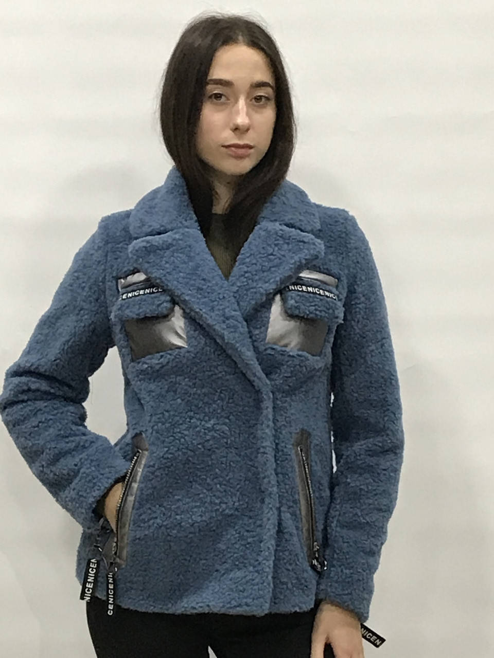 

Куртка из овечьей шерсти на кнопках с карманами и молниями цвет-джинс длина 62см 44р 46р 48р