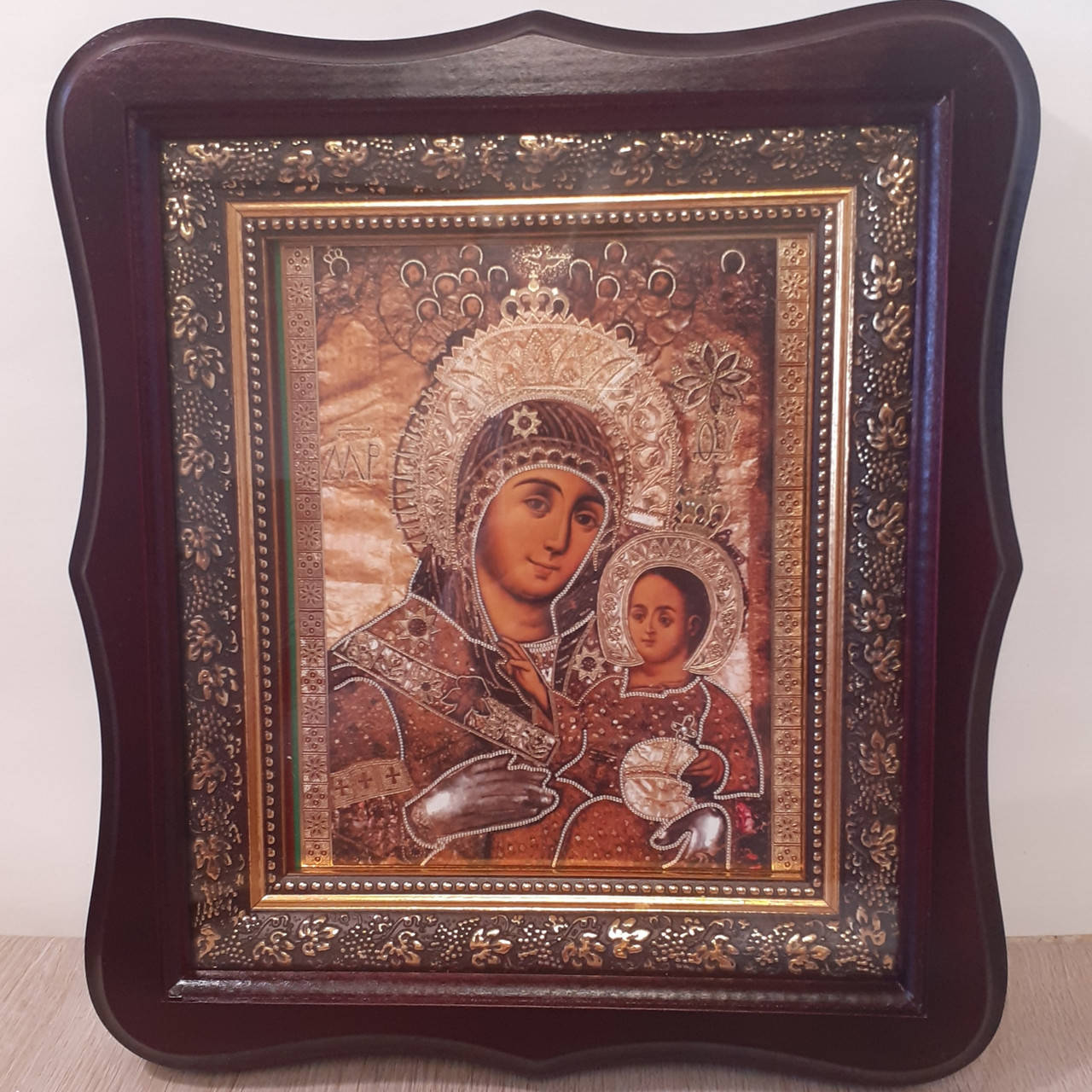 

Икона Пресвятая Богородица Вифлеемская, лик 15х18 см, в темном деревянном киоте.