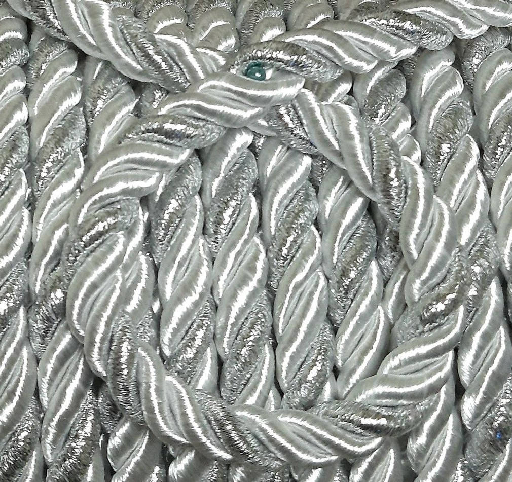 

Шнур декоративный белый с серебром 11мм под натяжной потолок