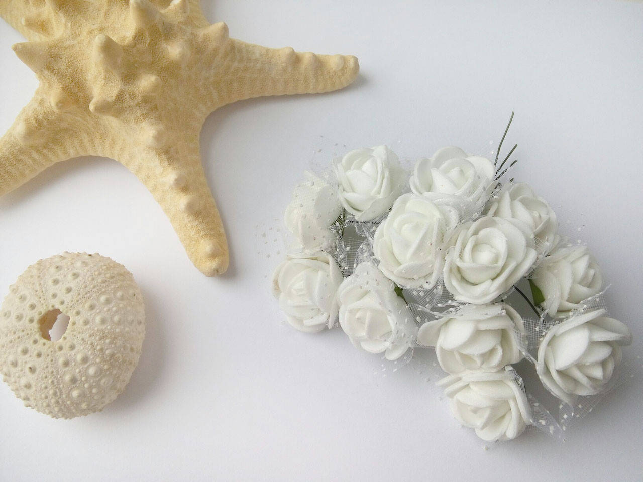 

Розы латексные (с фатином) белые