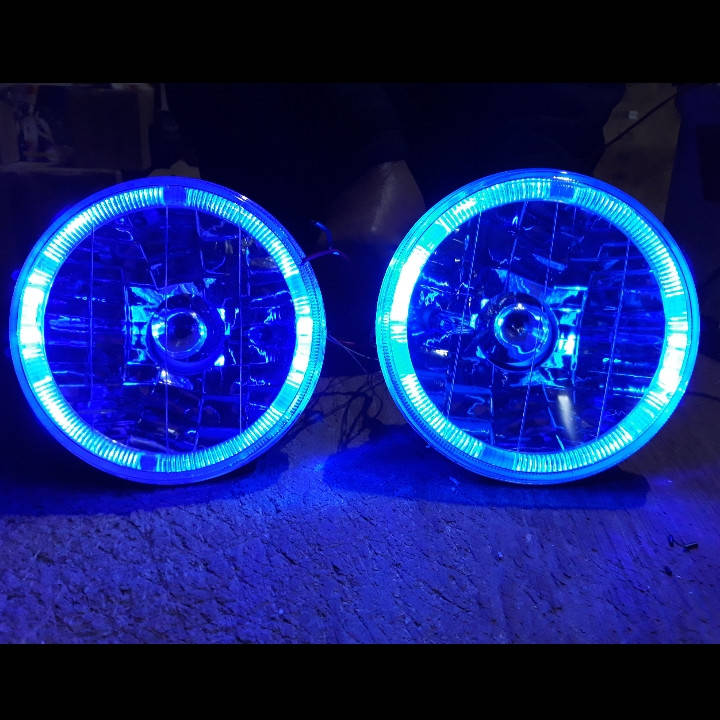 

Передние фары на ВАЗ 2106 с ангельскими глазками синего цвета.